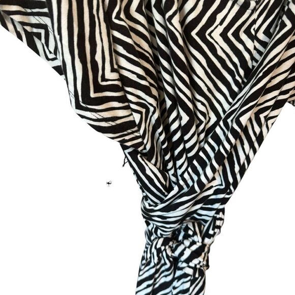 ELOQUII Plus Size V-Neck Wrap Around Dress in White Black Sand Dunes - Picture 6 of 7